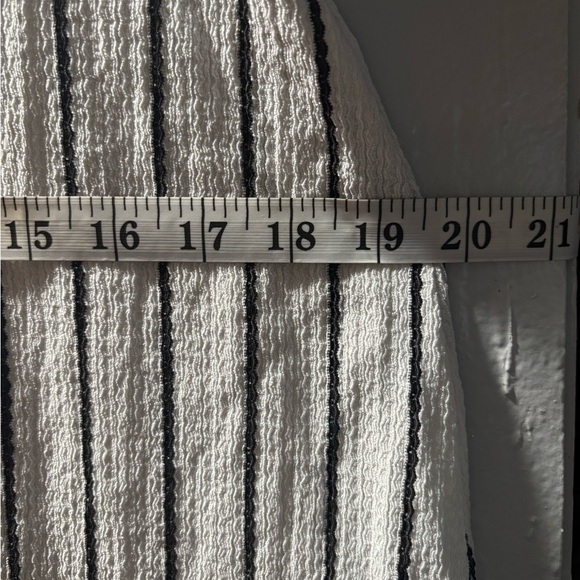 Zara MIDI drees Black and White Striped V-neck and short puff sleeves - Picture 3 of 13